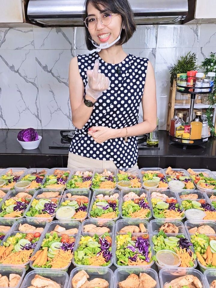 Kak Vonny dengan puluhan box salad pesanan
