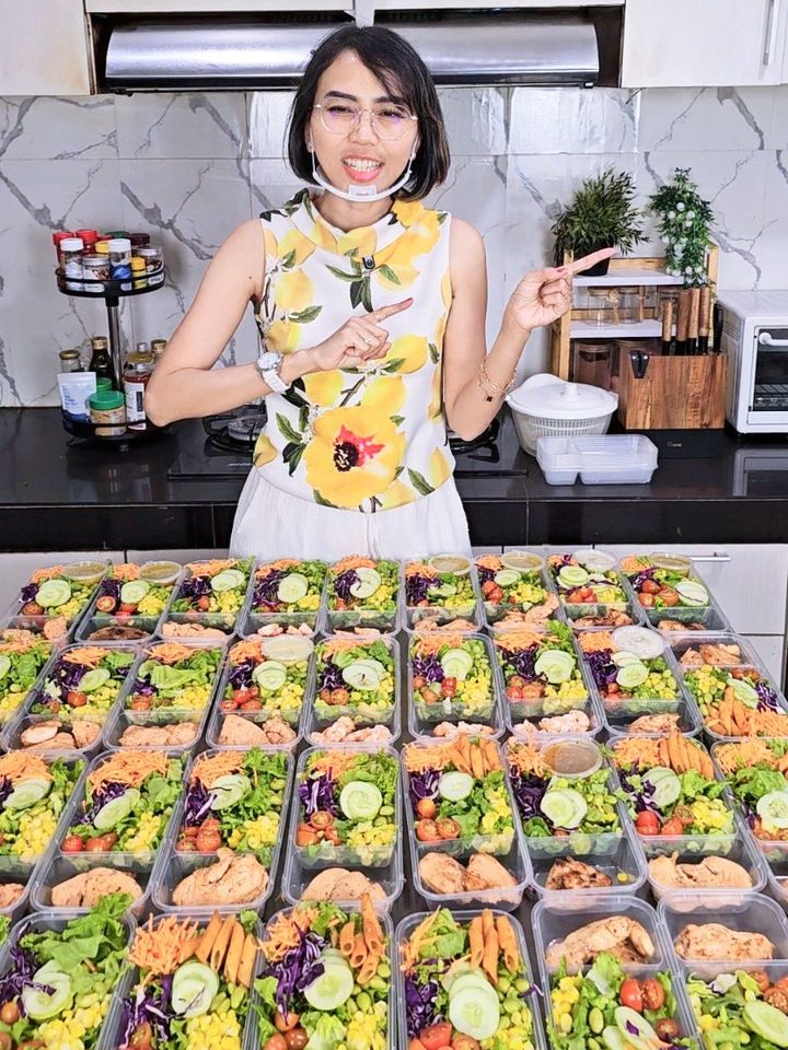Kak Vonny dengan puluhan box salad pesanan