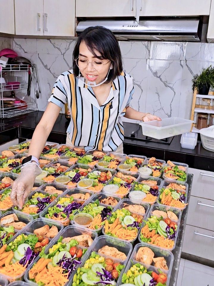 Kak Vonny dengan puluhan box salad pesanan
